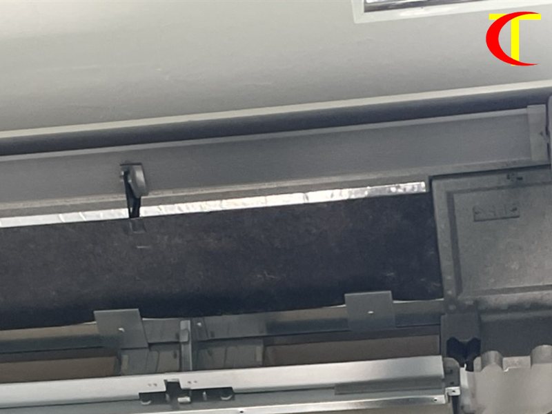 Điều hòa âm trần cassette có phù hợp với văn phòng, nhà xưởng không? Thân dàn lạnh âm trần trong quá trình lắp đặt trên trần