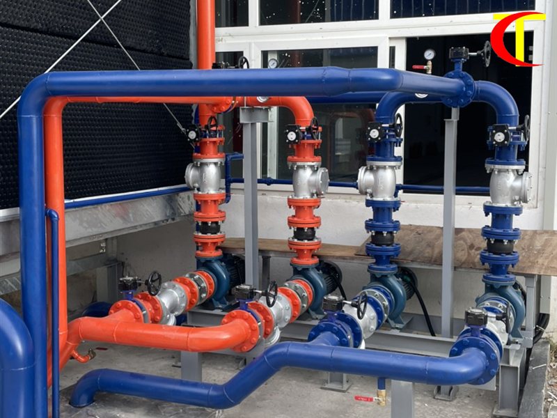 So sánh Chiller và VRV: nên chọn hệ điều hòa trung tâm nào? Cụm bơm và đường ống nước của hệ Chiller, hạng mục cần tính khi so sánh Chiller và VRV