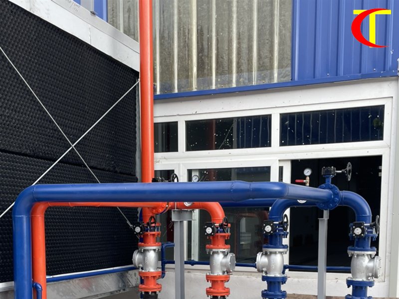 Đường ống nước và cụm van cạnh tháp giải nhiệt của hệ thống lạnh