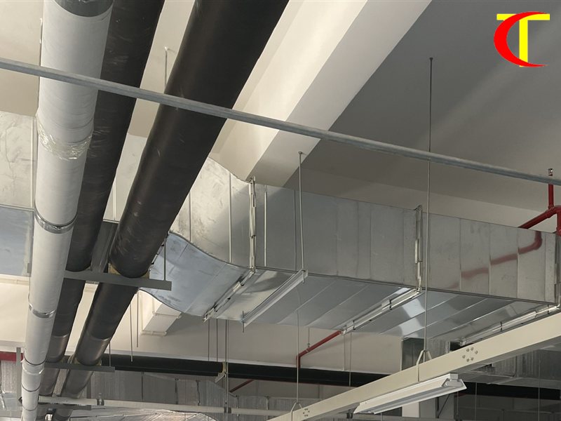 Quả cầu thông gió turbine có thực sự hiệu quả cho nhà xưởng không? Hệ ống gió và đường ống kỹ thuật lắp sát trần nhà xưởng