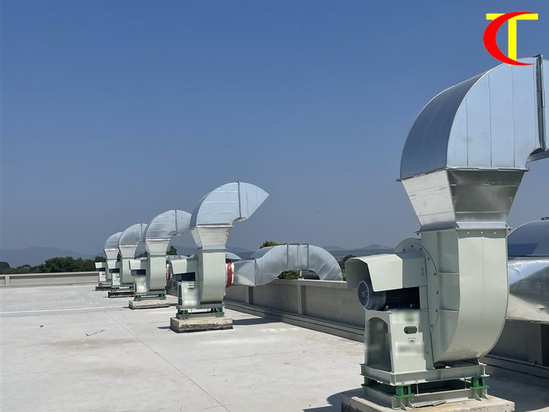 Quả cầu thông gió turbine có thực sự hiệu quả cho nhà xưởng không? Dãy quạt hút ly tâm lắp trên sân mái nhà xưởng