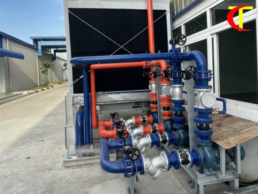 So sánh Chiller và VRV: nên chọn hệ điều hòa trung tâm nào? Tháp giải nhiệt và cụm bơm nước lắp bên ngoài nhà xưởng