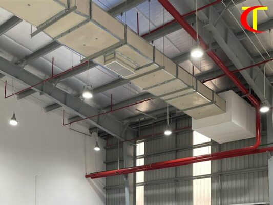 Báo giá lắp đặt điều hòa trung tâm nhà xưởng: chi phí gồm những gì? Mái khung thép, ống gió trong nhà xưởng, yếu tố ảnh hưởng báo giá lắp đặt điều hòa trung tâm nhà xưởng
