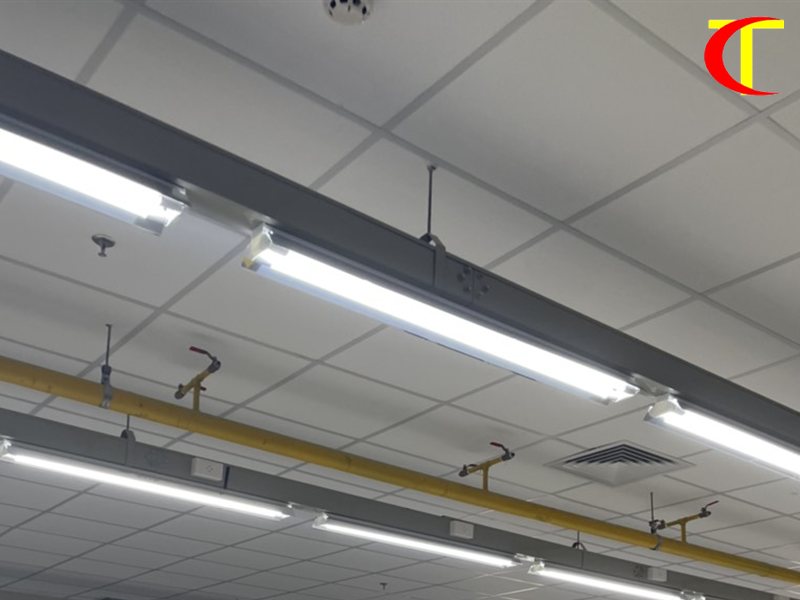 Đèn chiếu sáng và miệng gió trên trần, nguồn tải cần tính trong cách tính công suất điều hòa nhà xưởng