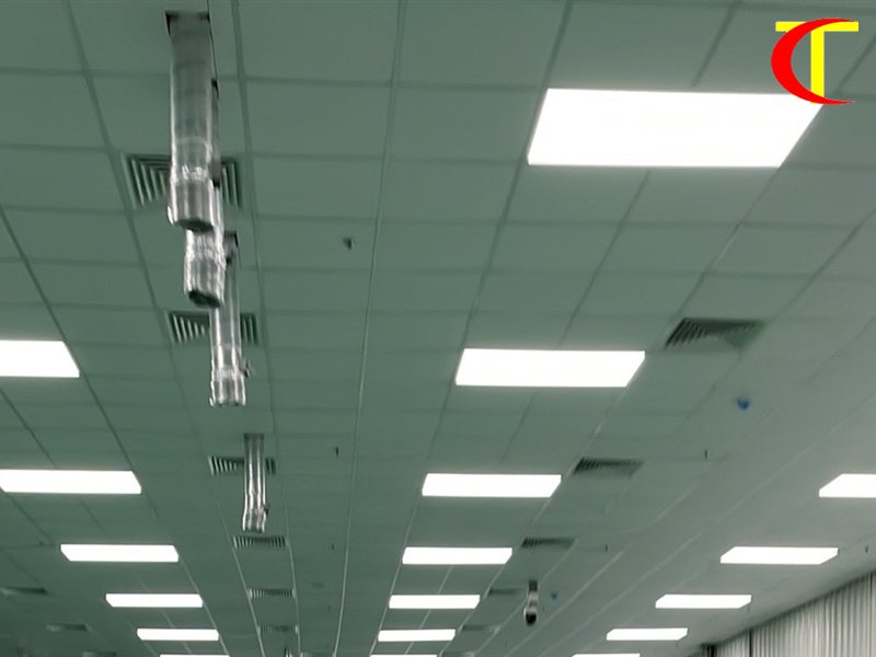 Trần khu sản xuất sạch với đèn và đường ống kỹ thuật chờ lắp thiết bị